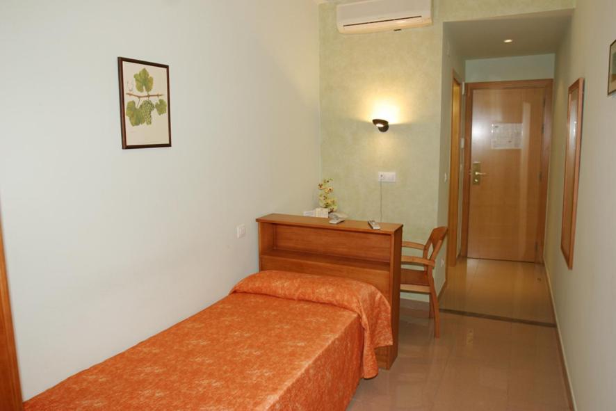 Hotel Fonda Neus Sant Sadurní dʼAnoia Bagian luar foto