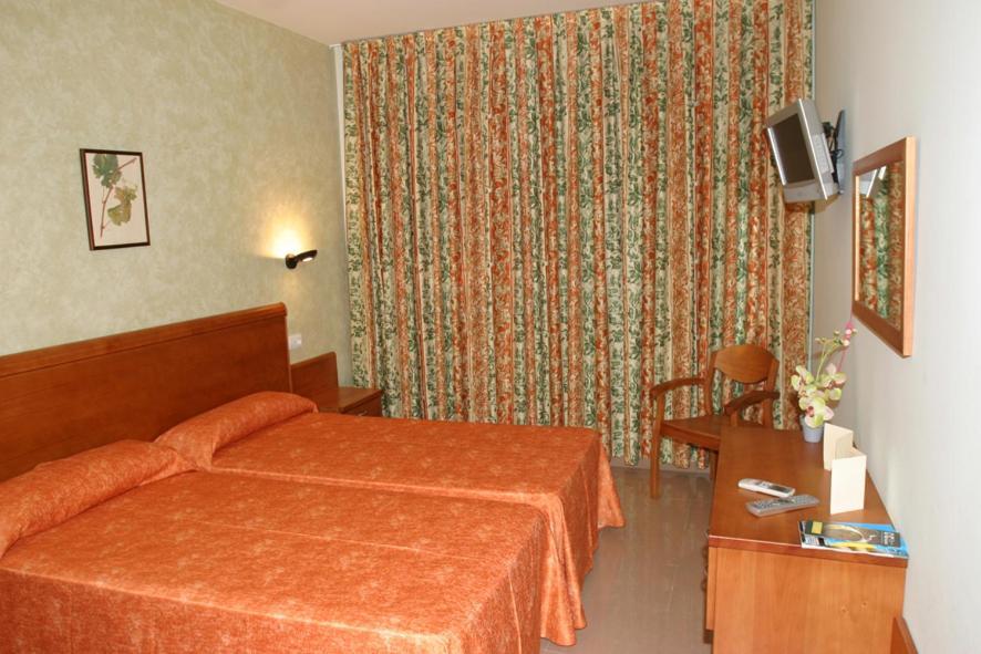 Hotel Fonda Neus Sant Sadurní dʼAnoia Bagian luar foto