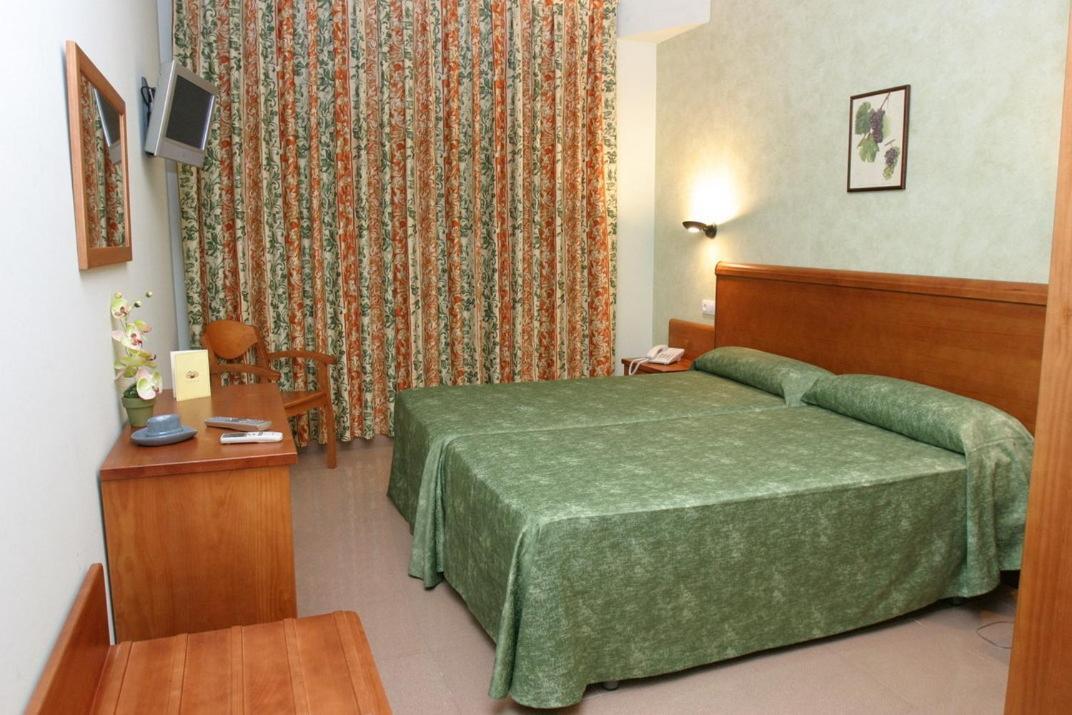 Hotel Fonda Neus Sant Sadurní dʼAnoia Bagian luar foto