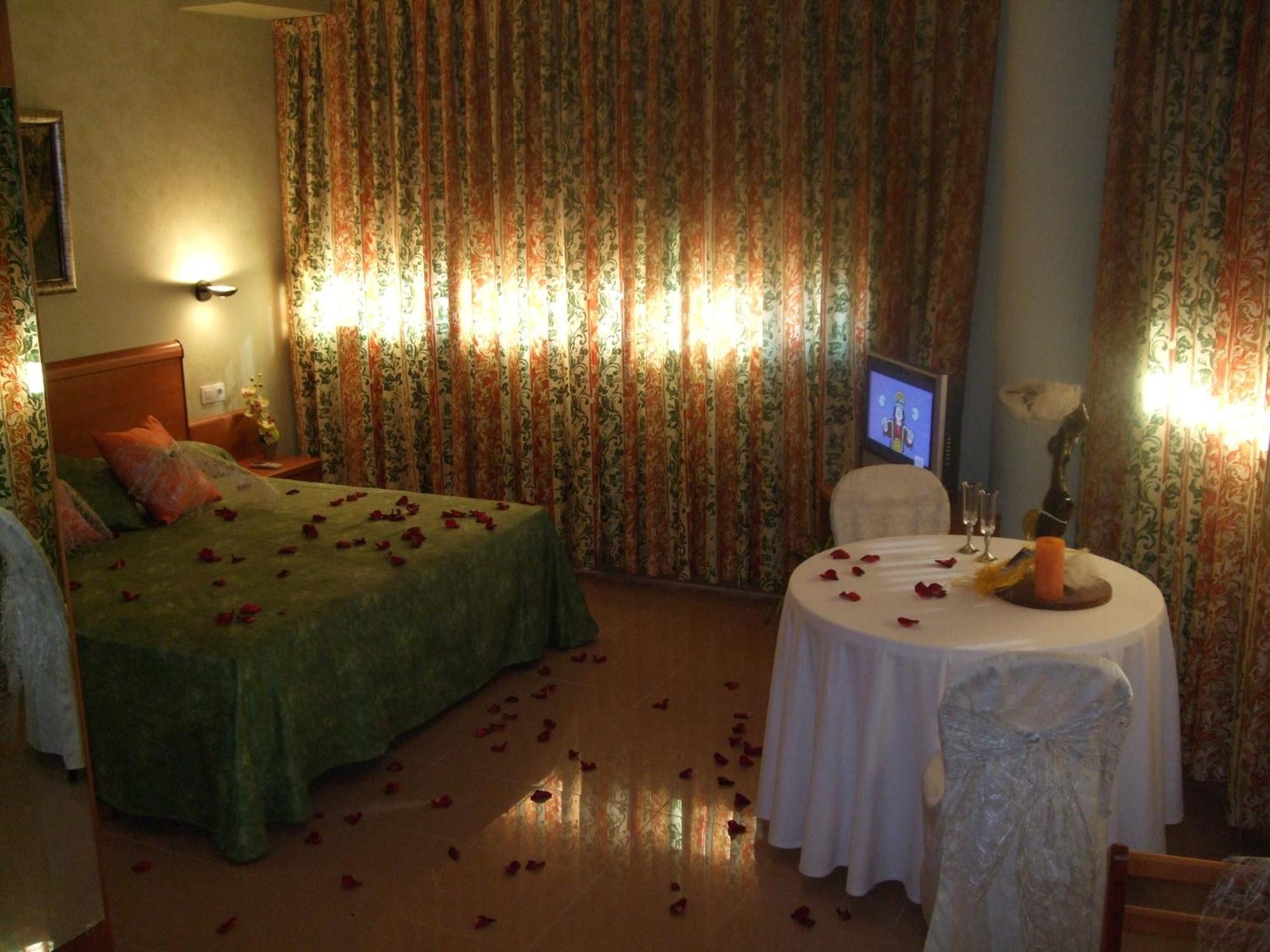 Hotel Fonda Neus Sant Sadurní dʼAnoia Bagian luar foto