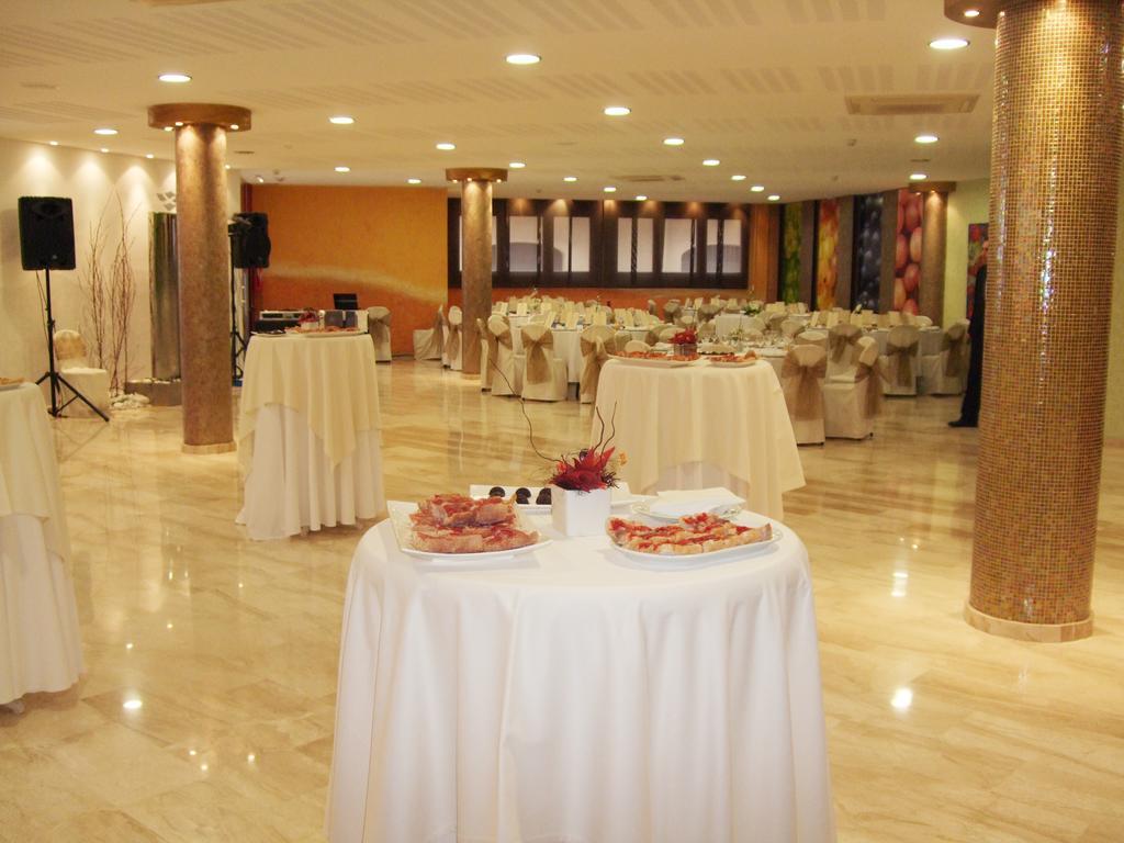 Hotel Fonda Neus Sant Sadurní dʼAnoia Bagian luar foto